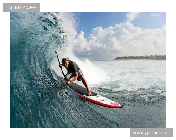 夏威夷世界桨板冲浪锦标赛现惊人巨浪挑战引发全球关注 夏威夷世界桨板冲浪锦标赛现惊人巨浪挑战引发全球关注